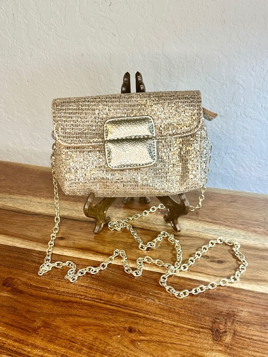 Lord & Taylor Handbags - Lord & Taylor Vintage Gold Mesh Evening Bag